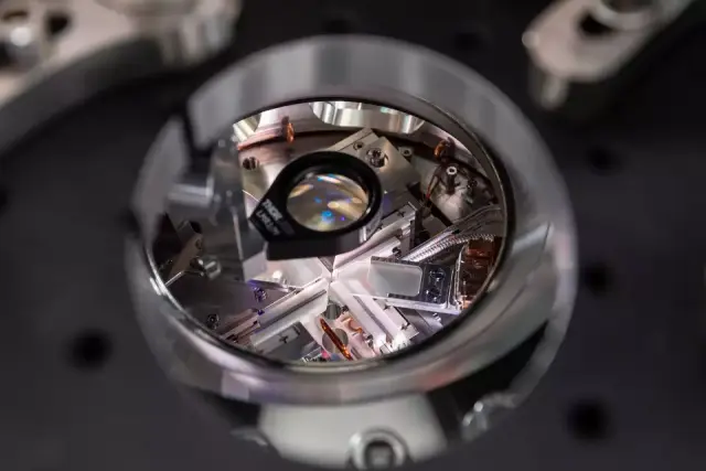 Picture of the optical cavity, made of two mirrors half a millimeter apart, used to enhance the interaction between atoms and photons inside.