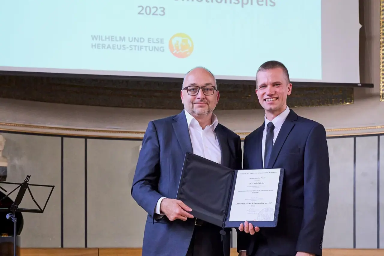 Vitaly Wirthl was presented with the prize on 14 July 2024 at the graduation ceremony in LMU’s main auditorium by the deputy dean of the faculty, Prof. Ullrich Schollwöck.